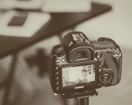 Photo de Karolina Grabowska: https://www.pexels.com/fr-fr/photo/femme-appareil-photo-bureau-photographe-4491442/